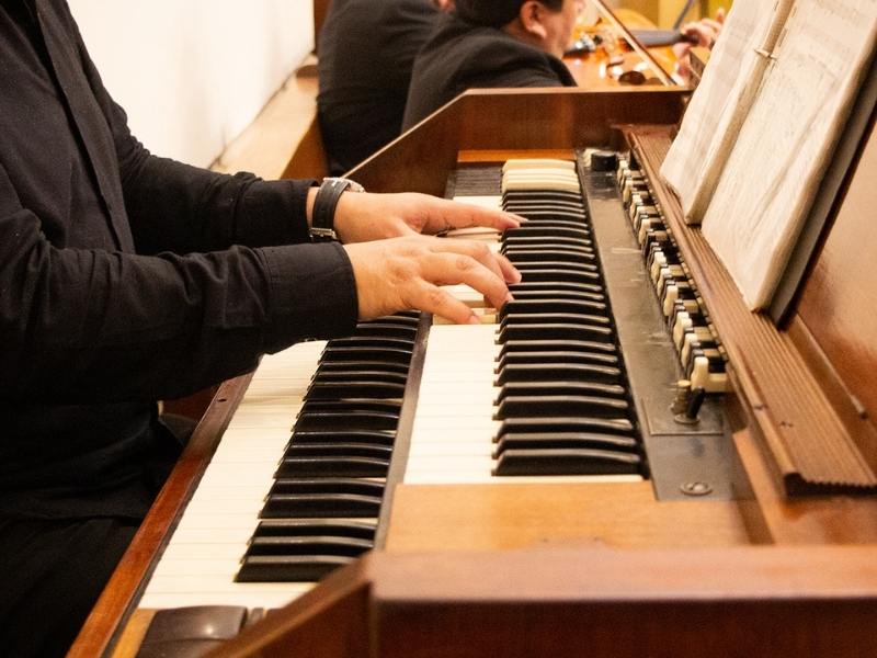 Organista tocando en ceremonia de boda en iglesia de Monterrey